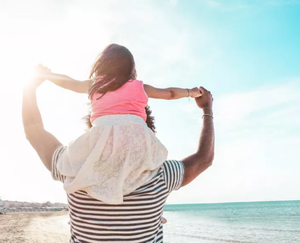 03_Shamwari_father-daughter-playing-kite