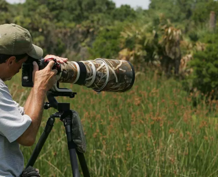 05_A-wildlife-photographer-trying-to-capture-a-hiding-animal-on-film
