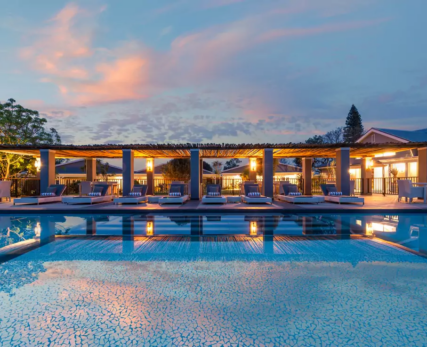 Exterior-shot-of-pool-at-Riverdene-Lodge