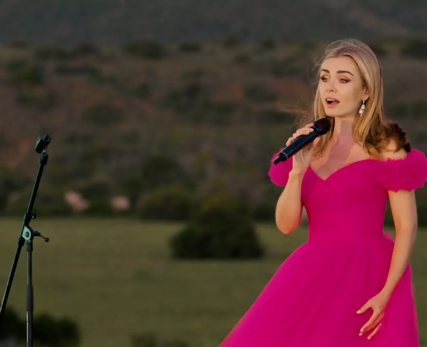 Katherine-Jenkins-Performing-At-Shamwari-For-Wilderness-Foundations-50th-2