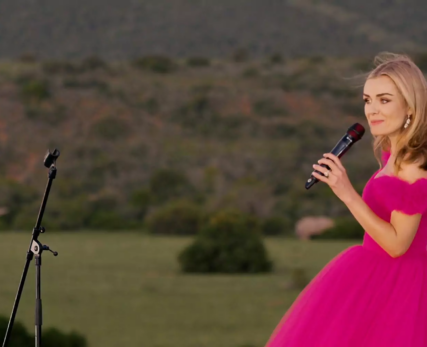 Katherine-Jenkins-Performing-At-Shamwari-For-Wilderness-Foundations-50th-5