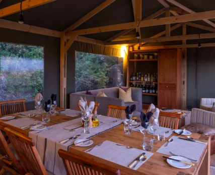 The-dining-and-lounge-tent-at-Shamwari’s-Explorer-Camp