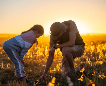 View-of-father-and-daughter-with-sunset-in-the-background