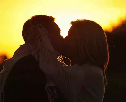 couple-kissing